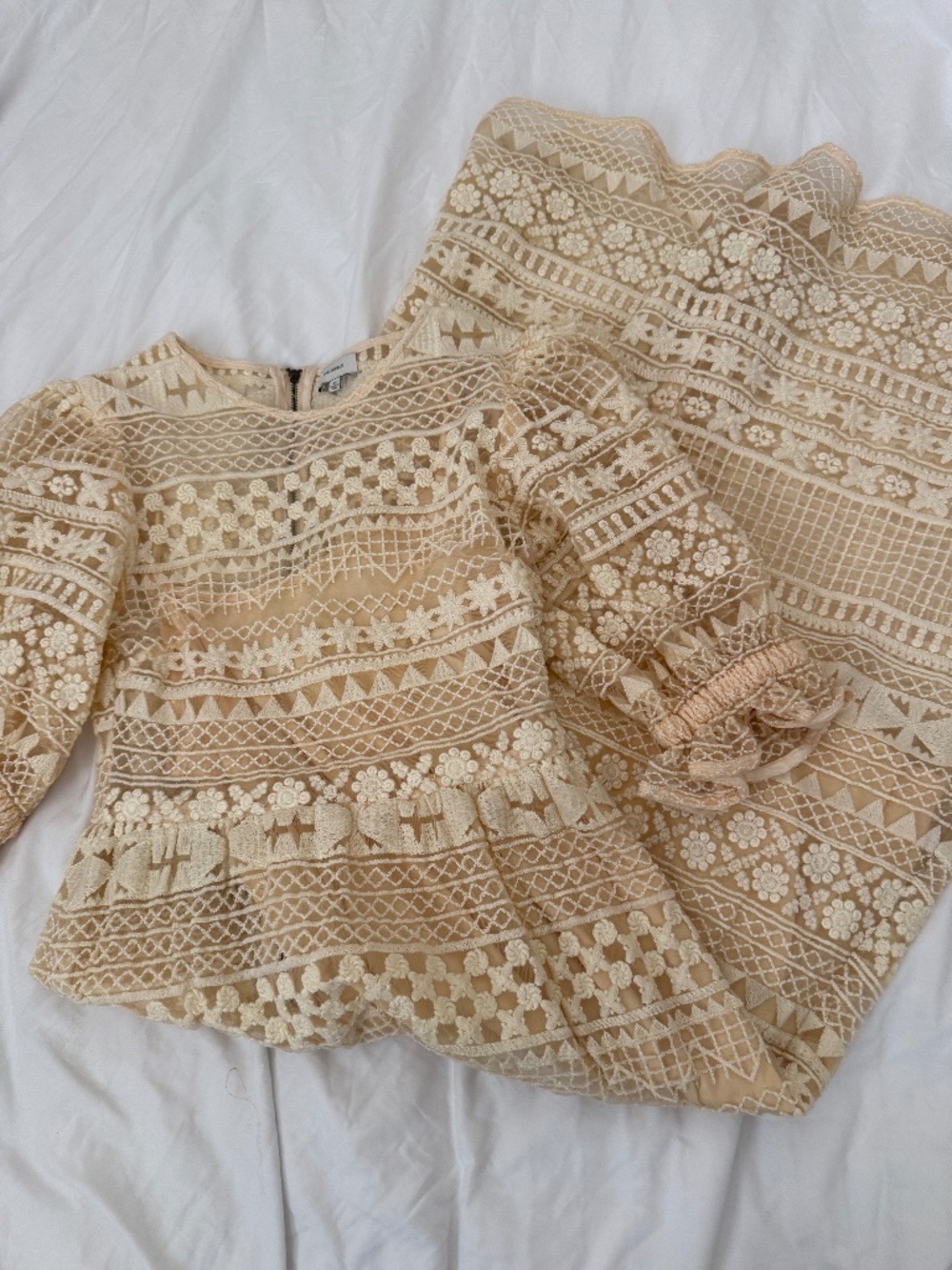 The Odells lace dress Size XS Details : - color: cream - condition: perfect